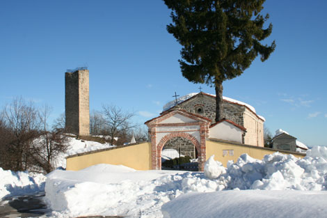 Veduta della torre e del cimitero sotto la neve